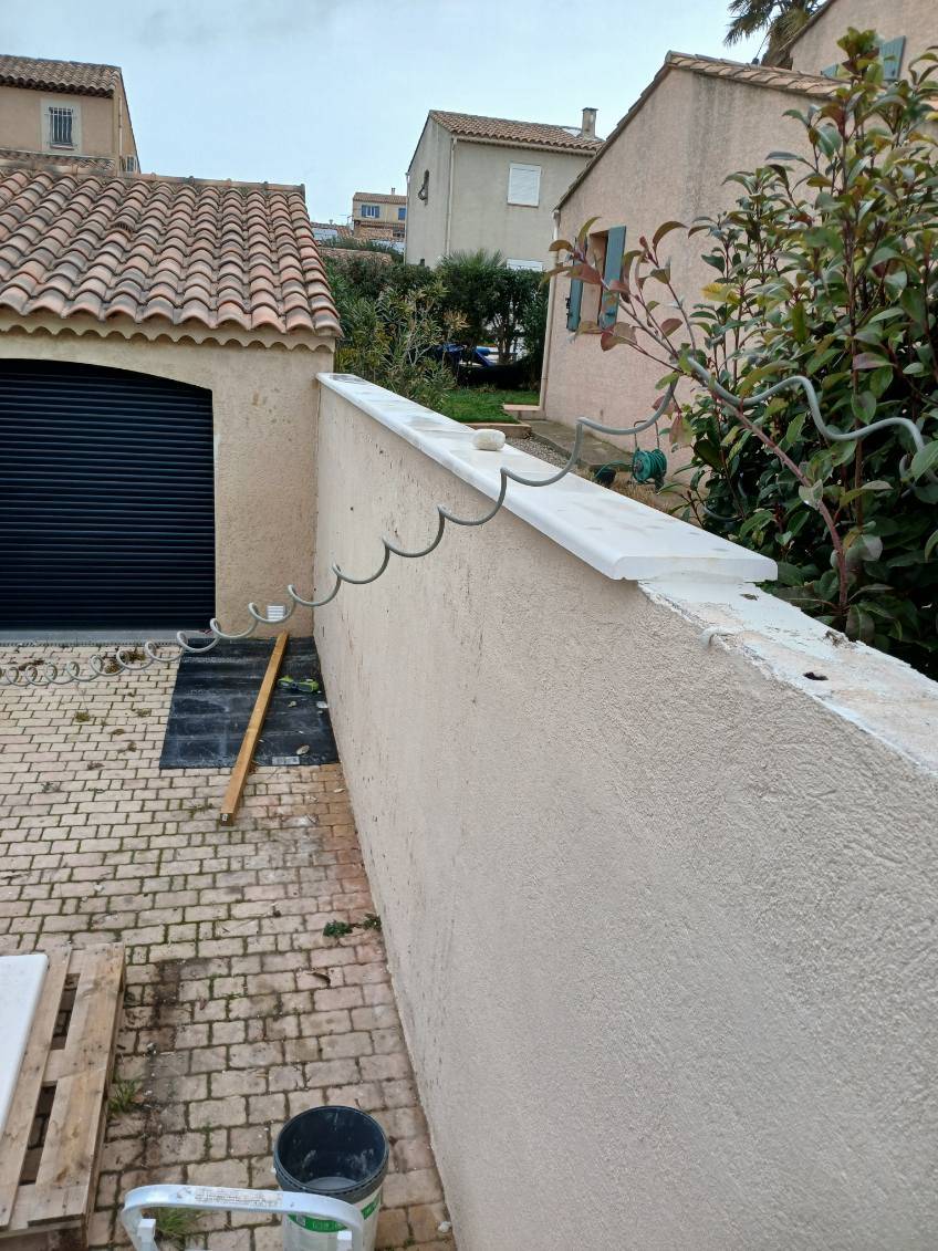 Pose de margelles pour une clôture chez un particulier à Vitrolles