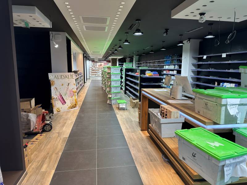 Intervention Rolaix Corporation à Peyrolles-en-Provence : Travaux installations électriques pour une pharmacie