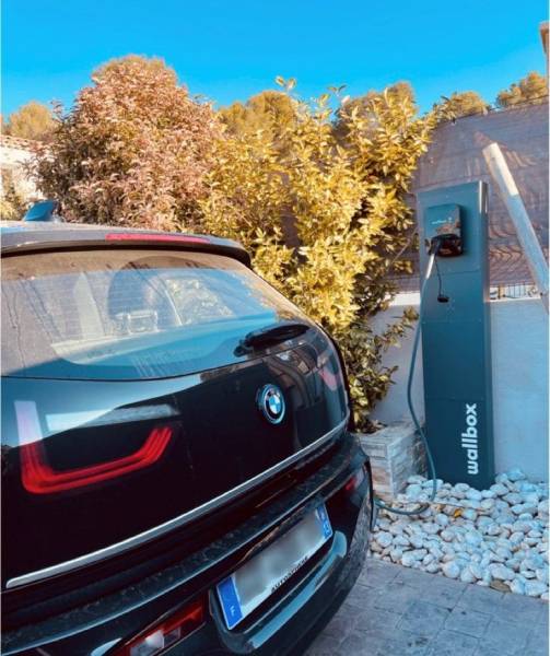 Installation d’une borne de recharge sur poteau, pour véhicule électrique, pour un particulier aux Pennes-Mirabeau