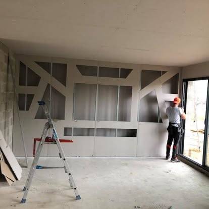 Réalisation d’un coffrage en placo sur mesure pour un meuble TV décoratif dans une villa à Aix-en-Provence