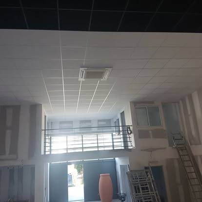 Installation des dalles faux plafond dans des bureaux à Vitrolles