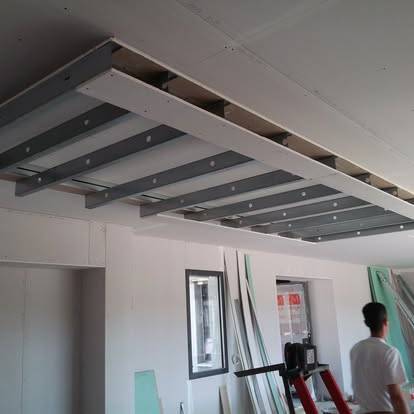 2 - Réalisation d’un coffrage en placo au plafond de cuisine dans une villa à Aix-en-Provence