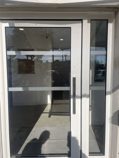 Serrurerie - Installation d’une porte Cibox gamme Clarté avec logo gravé pour Toulon Habitat Méditerranée