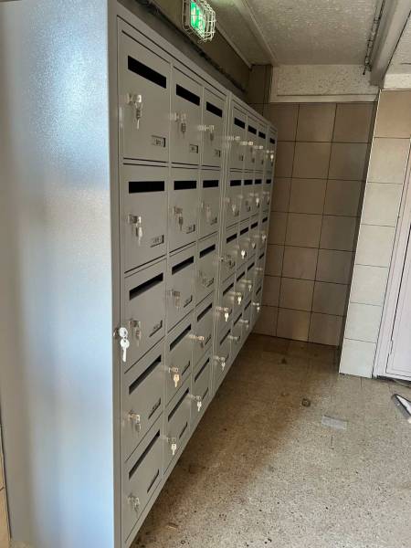 Installation d’une batterie de boîtes aux lettres dans le bâtiment à La Seyne-sur-Mer