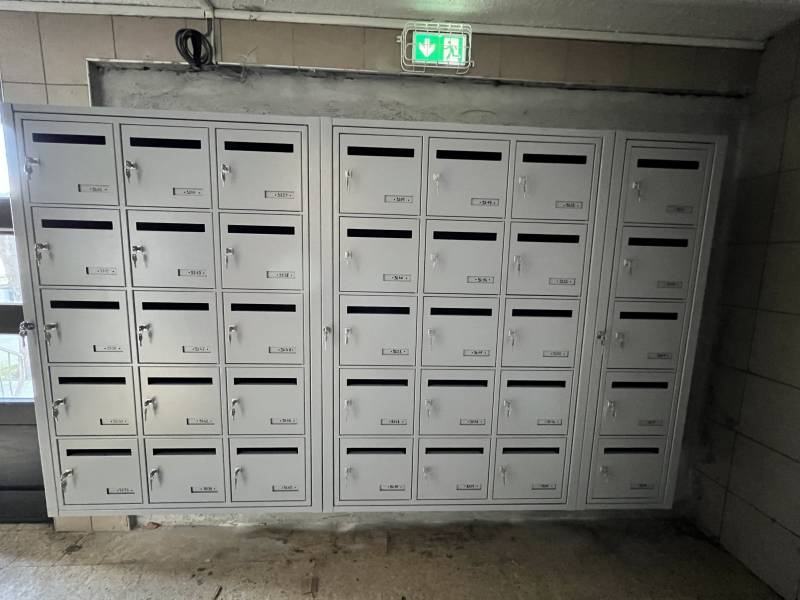 Installation d’une batterie de boîtes aux lettres dans le bâtiment à La Seyne-sur-Mer