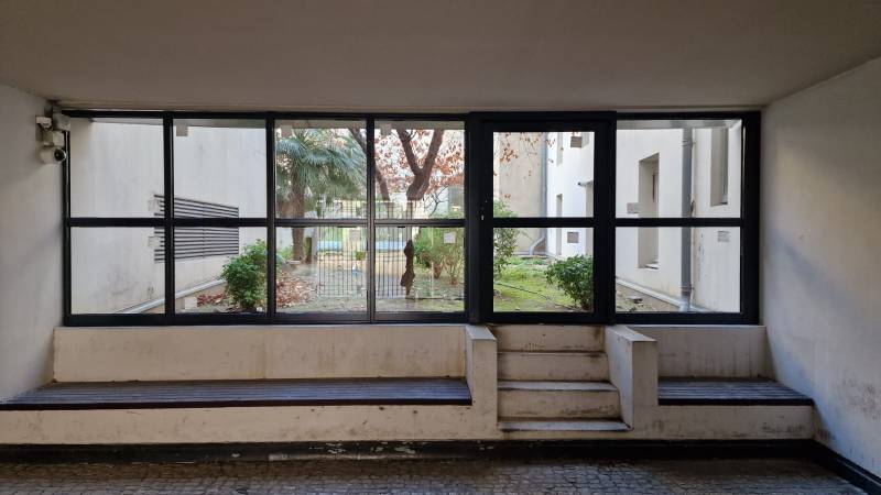 Création d'un SAS en menuiserie acier pour un local avec de nombreux bureaux à Marseille