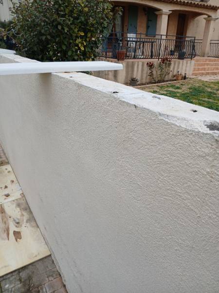 Pose de margelles pour une clôture chez un particulier à Vitrolles