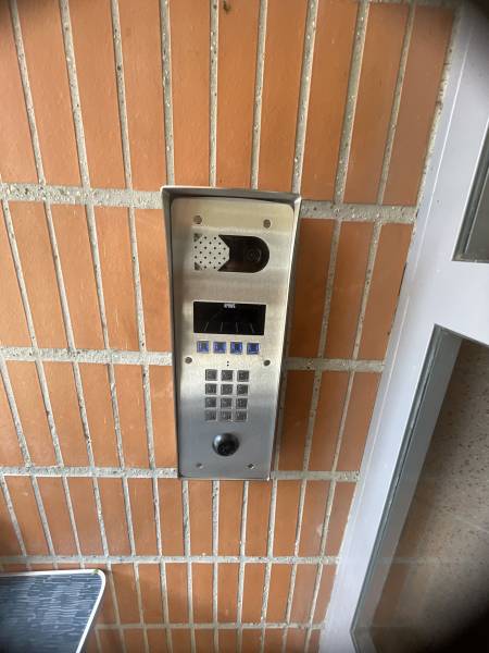 Rénovation du système d’interphonie Urmet avec platine grand afficheur et combiné vidéo dans une copropriété à Aix-en-Provence