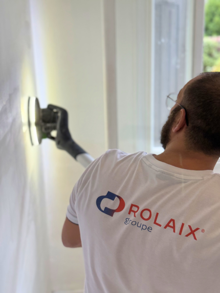 Travaux de rénovation d’intérieure dans une villa à Célony à Aix-en-provence pour un gardien de résidence: ponçage, enduit et peinture par Rolaix