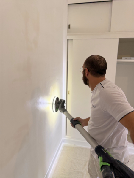 Travaux de rénovation d’intérieure dans une villa à Célony à Aix-en-provence pour un gardien de résidence: ponçage, enduit et peinture par Rolaix