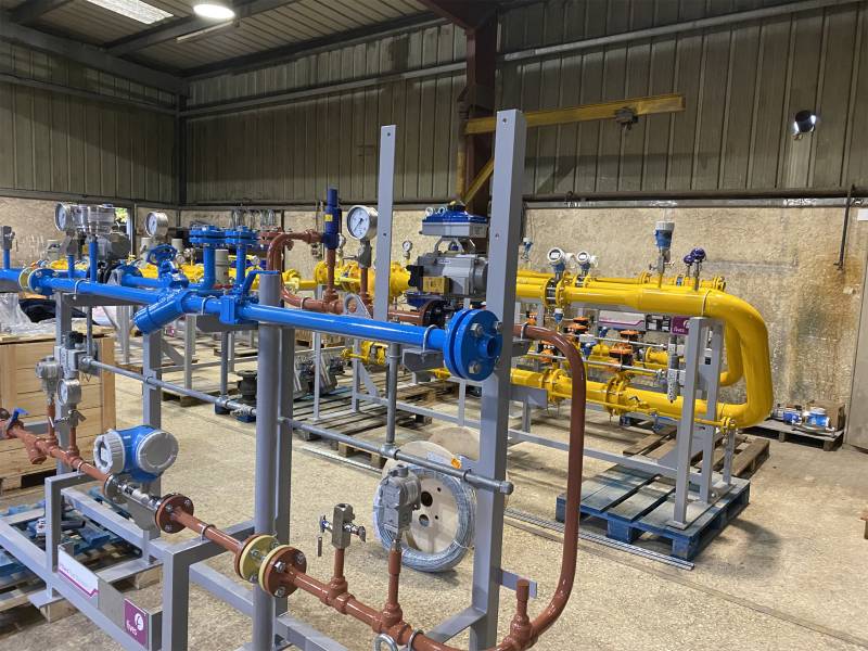 Réalisation d'armoires électriques industrielles et de portiques dans notre nouvel atelier à La Ciotat